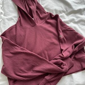 ALO Yoga Ribbed Mauve Sweater cropped.
